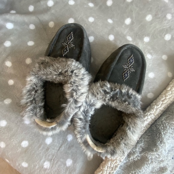 Manitoba Mukluks Size 8/9 slippers - Picture 2 of 9